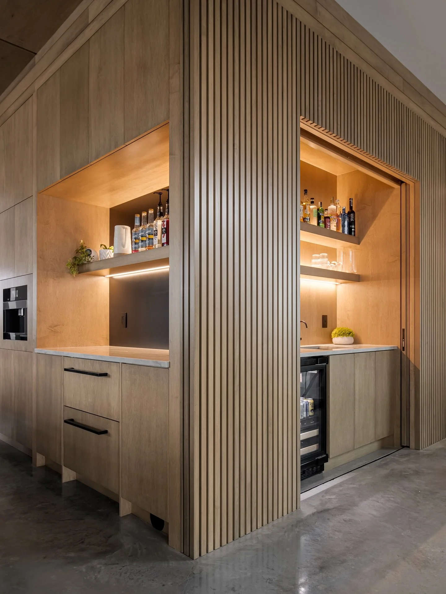 12 DAYS OF CHRISTMAS 🎅🏻🎄 Interior Design Edition | DAY 8

Love a minimalist look but have a lot of "life" to tuck away? The secret is hidden storage! For Day 9, we&rsquo;re highlighting how custom cabinetry can keep a space looking sleek