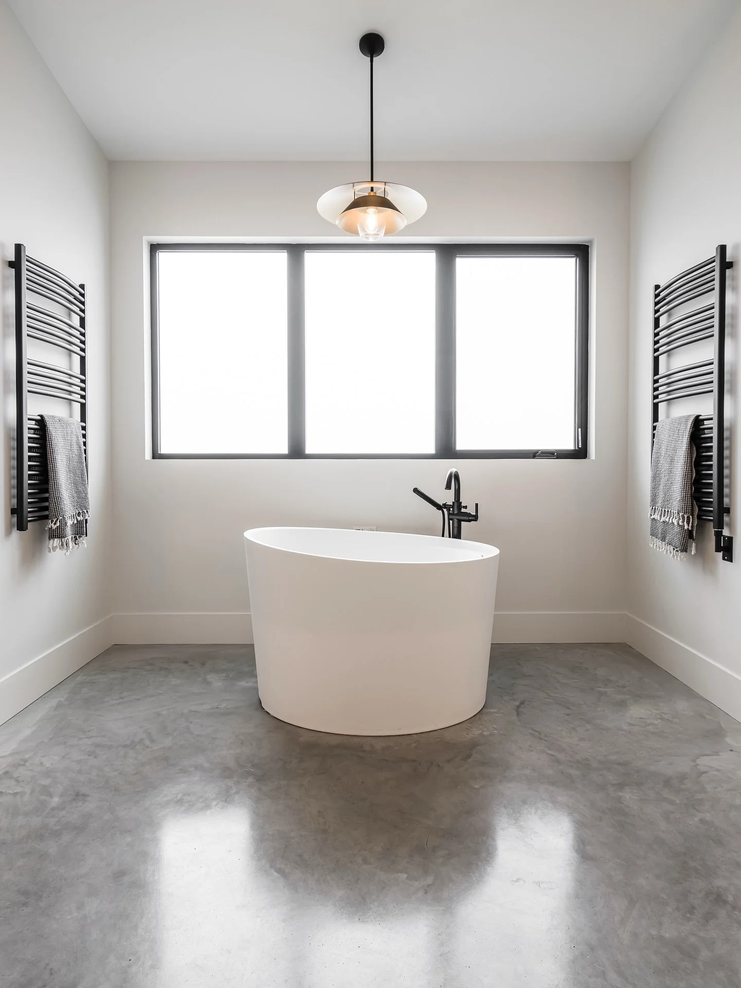✨ DESIGN TIP TUESDAY ✨ 

A freestanding tub instantly elevates a bathroom when it&rsquo;s treated as a focal point. Centering the tub, keeping the palette minimal, and layering in thoughtful lighting creates a space that feels balanced, calm, and int