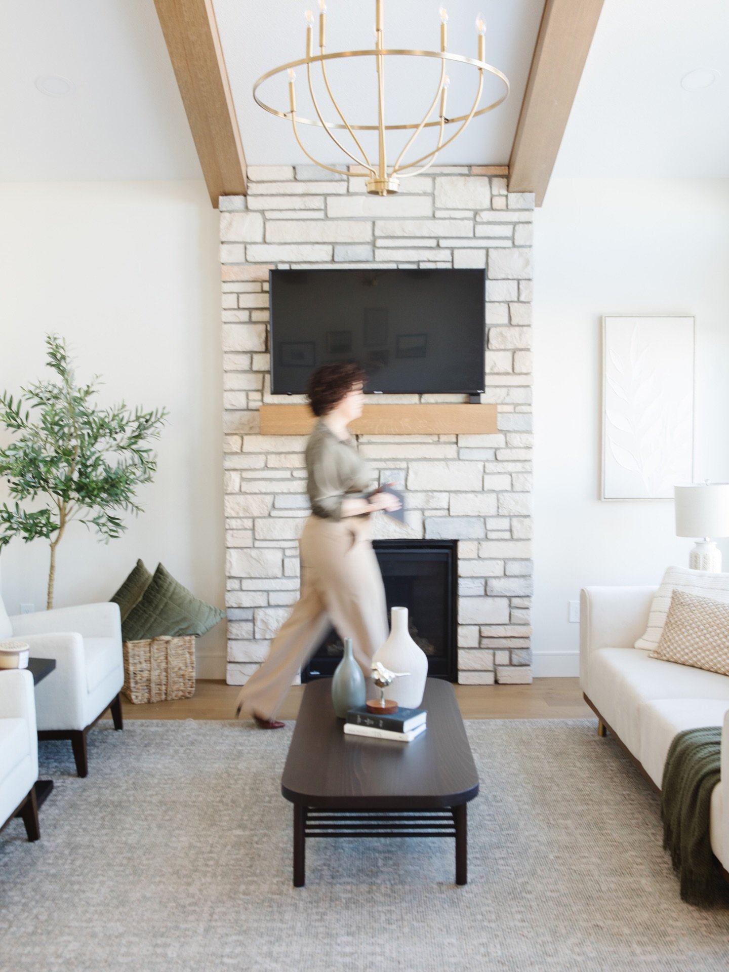 First impressions are everything. ✨ Professional home staging is more than just furniture&mdash;it&rsquo;s about creating a lifestyle that buyers fall in love with. We used natural textures and a soft, organic palette to make this spacious living roo