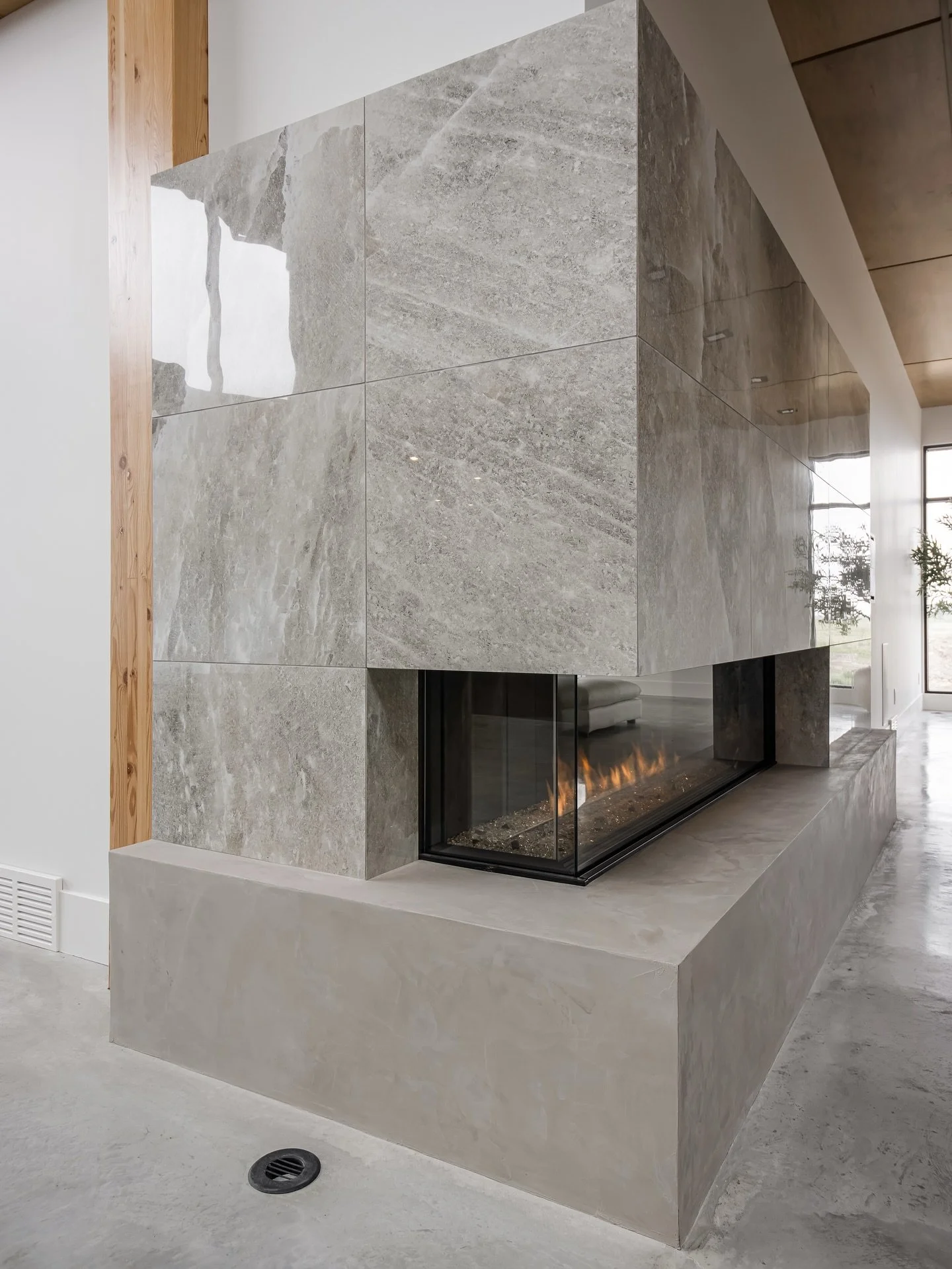 ✨ DESIGN TIP TUESDAY ✨

When it comes to modern interiors, sometimes less truly is more. This stunning three-sided fireplace is a masterclass in using large-scale textures to create a &ldquo;monolithic&rdquo; look. Instead of a traditional mantel wit