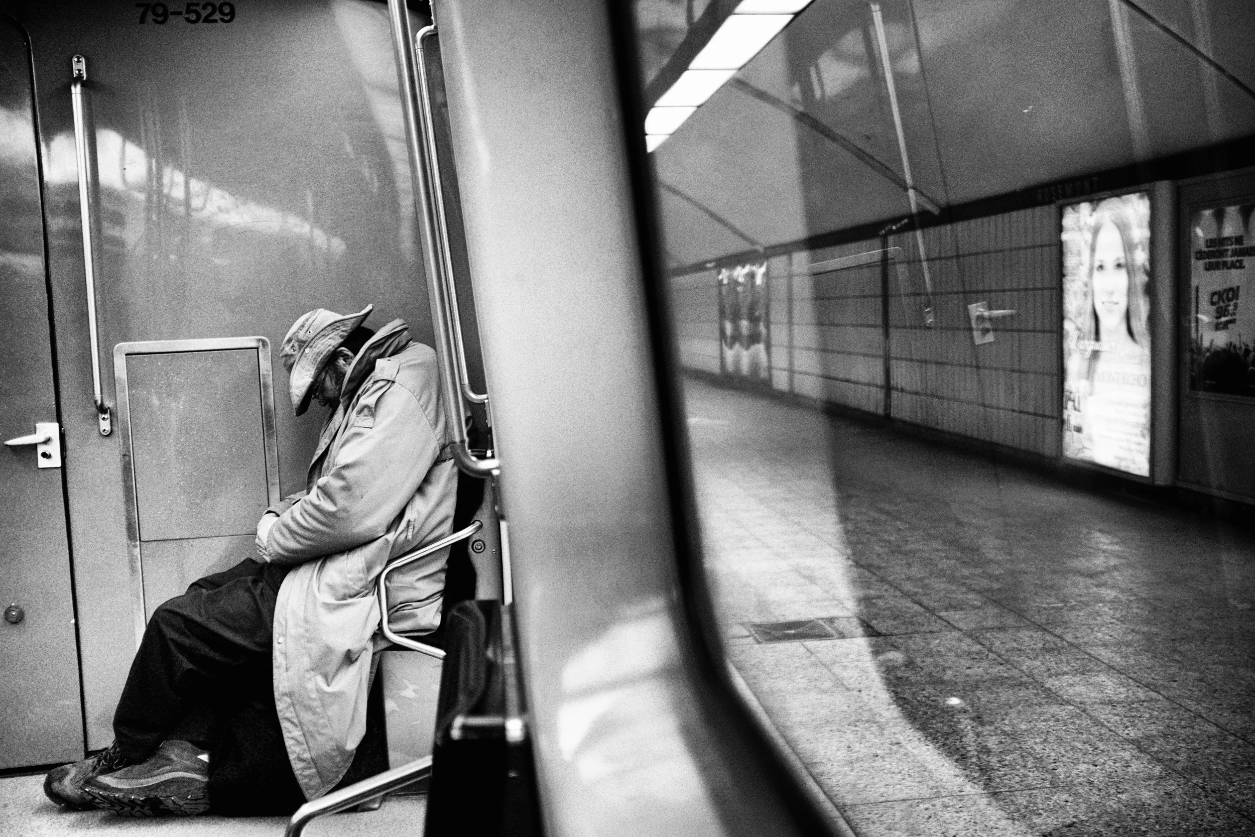 Petit somme en metro, matin 2014