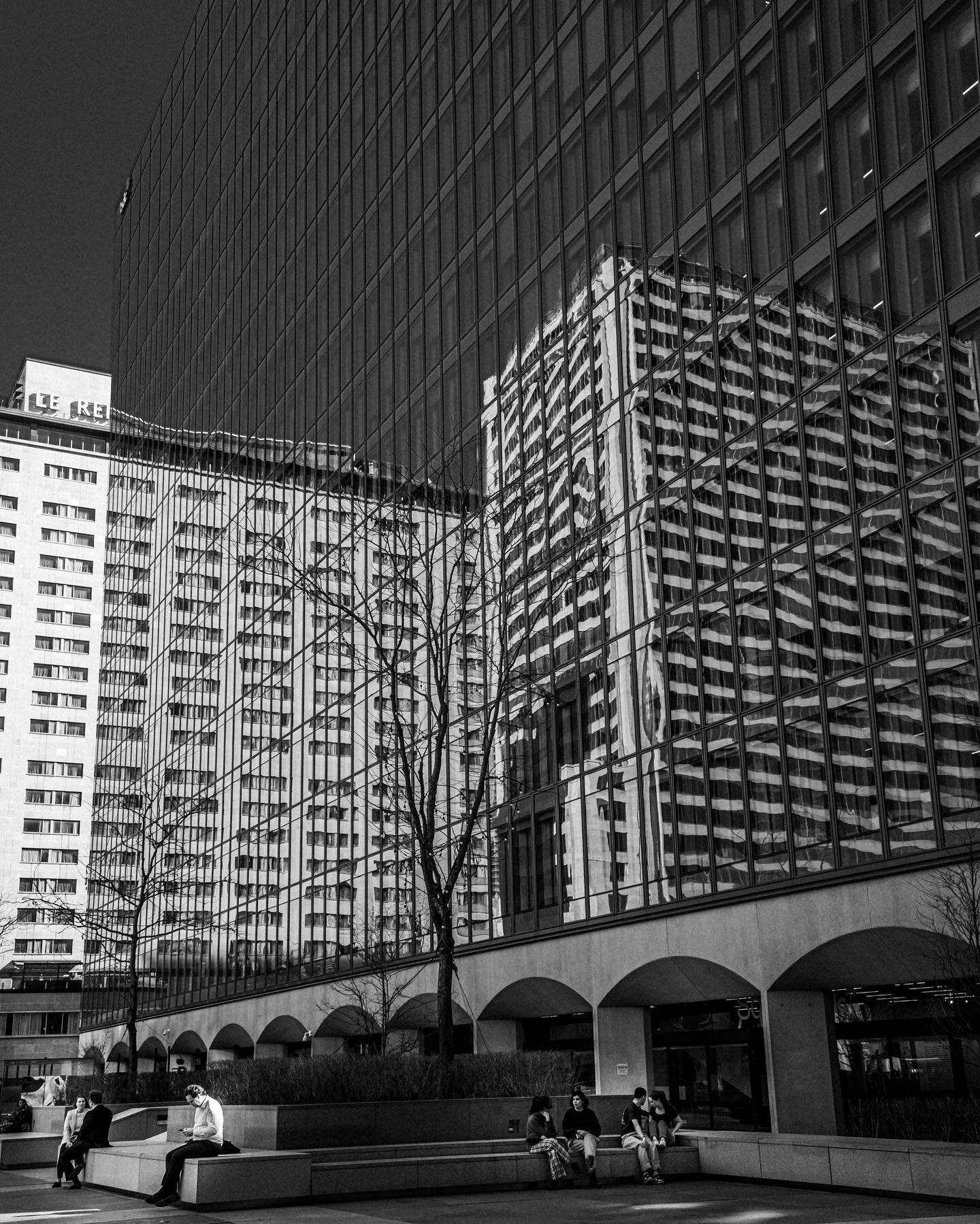 Reflecting. #cityspace #architecture #reflection #mirror #monochrome #blackandwhite #bnwphotography #bnwgang #montreal #mtl #downtown #fujiX100v #igers #igerscanada #thismtl #igersmontreal #mtl_unscripted #streetlifeshow