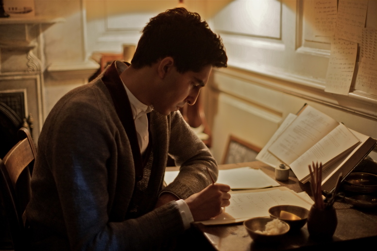 Inhaltsvolle Filmkritik: •> Video http://www.faz.net/aktuell/feuilleton/kino/video-filmkritiken/matthew-browns-film-die-poesie-des-unendlichen-14225702.html