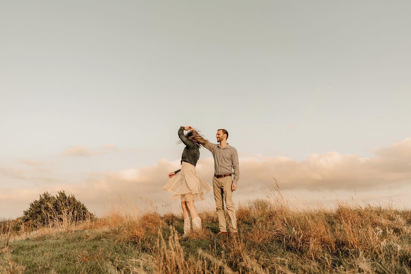 D. A. N. C. E. ❤️⁣
⁣
⁣
#engagement #travelweddingphotographer #engagementsession #aborhillsnature #cowboyboots #aborhills #texasweddingphotographer #planoengagmentphotographer #dallasphotographer #dirtybootsandmessyhair #lovecountry #texas #couplegoa