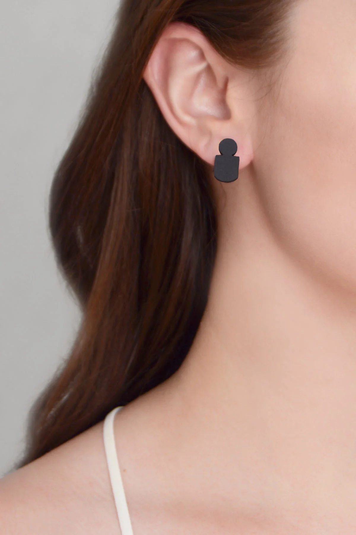 crest-geo-earrings-worn-details-s.jpg