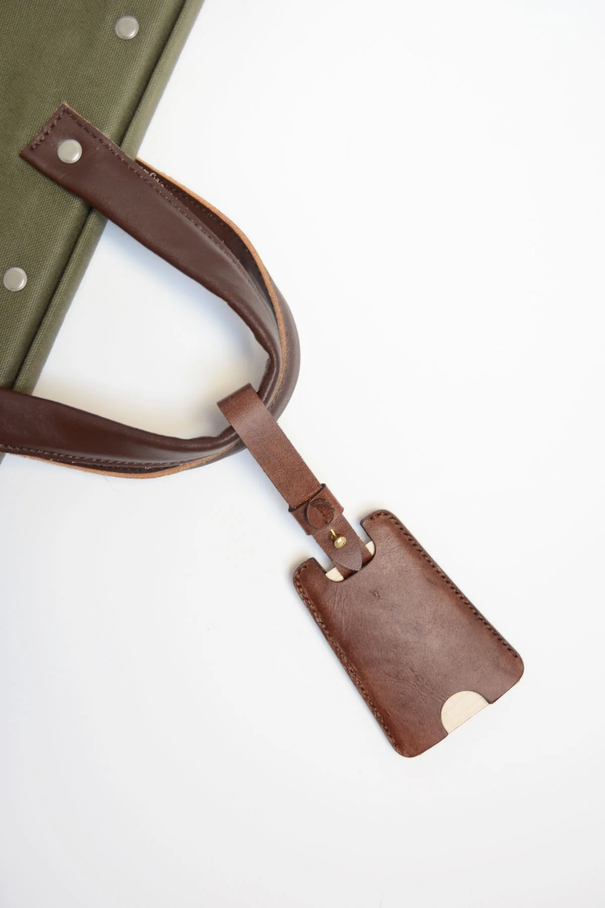 luggage-tag-on-bag-sm.jpg