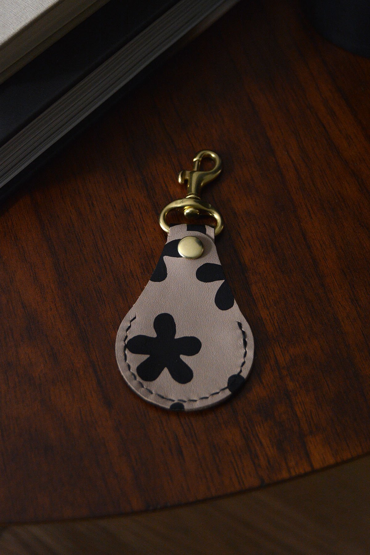 airtag-keychain-flower.jpg