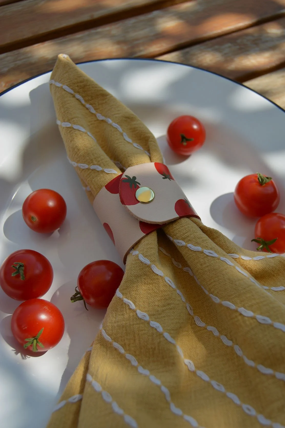 tomato-napkin-ring-outdoors.jpg