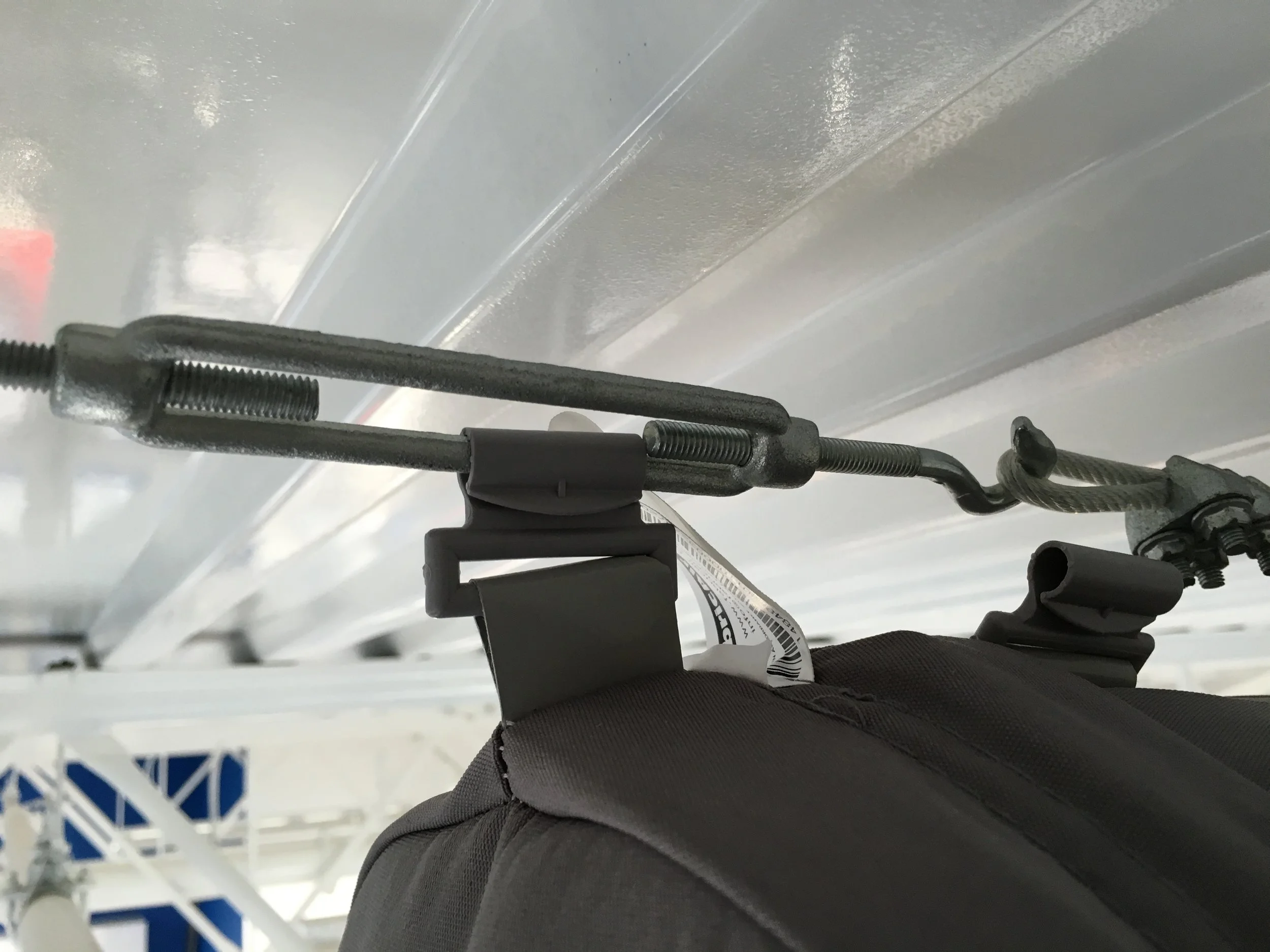  Tensioner to tighten mounting cable. 