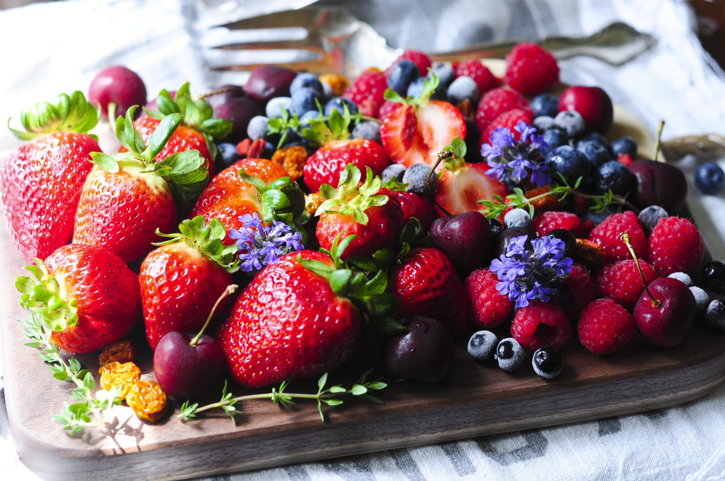 a.big.cutting.board.strawberry.blueberry.raspberry.golden.goji.cherry.fruit.plate.DSC_8761.jpg