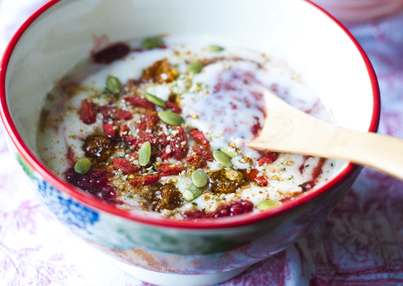 Homemade Organic Coconut Yogurt and Superfood Bowl ゴジベリー、ゴールデンベリー、そばの実、ローチアジャム、パンプキンシードなどスーパーフードをたっぷり加えた、スーパーフードエナジーチャージボウル!