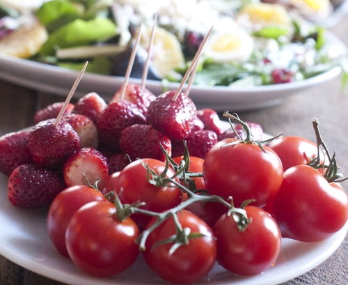 a.500.tmato.strawberry.fruit.gathering.table.food.DSC_3646.jpg