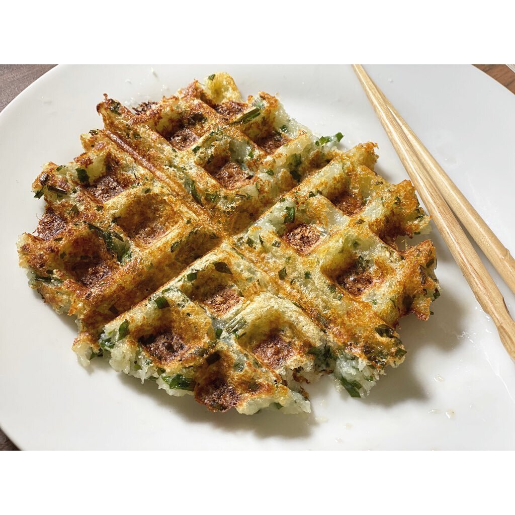 [10min Delicious Daikon Waffle Recipe! ]{１０分でカリッと美味しい大根餅レシピ}
.
.
Have you tried DAIKON（Japanese radish) MOCHI(Stickyrice)!?

*Daikon Mochi is a traditional Chinese dish. When I was working a Vegetable Recipes of The World recipe book in Japan...my 