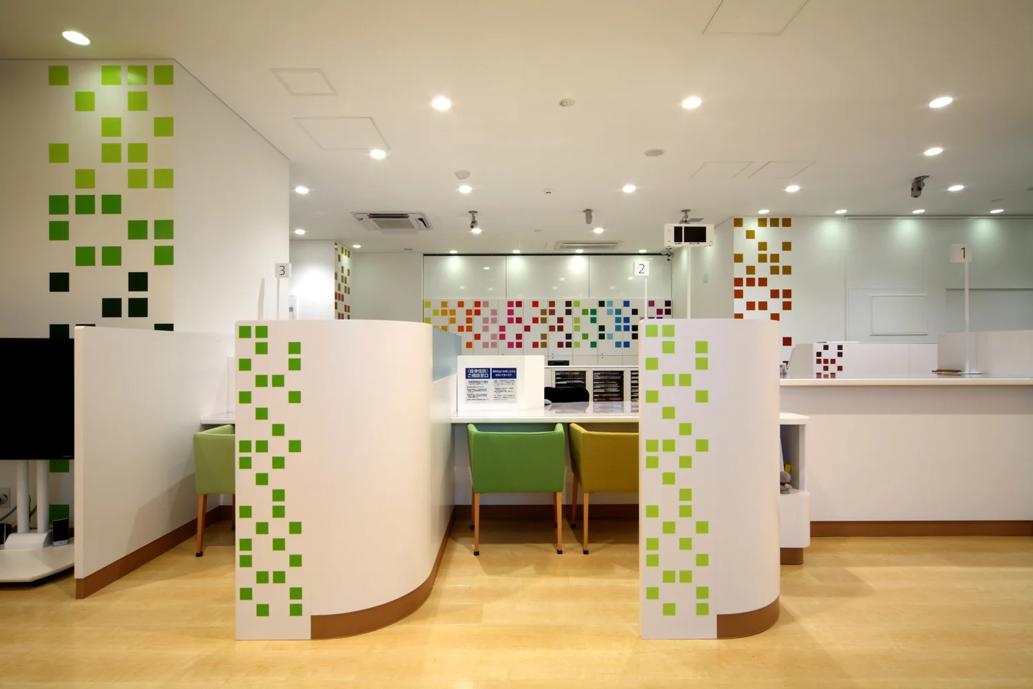 5_emmanuelle_moureaux_sugamo_shinkin_bank_niiza.jpg