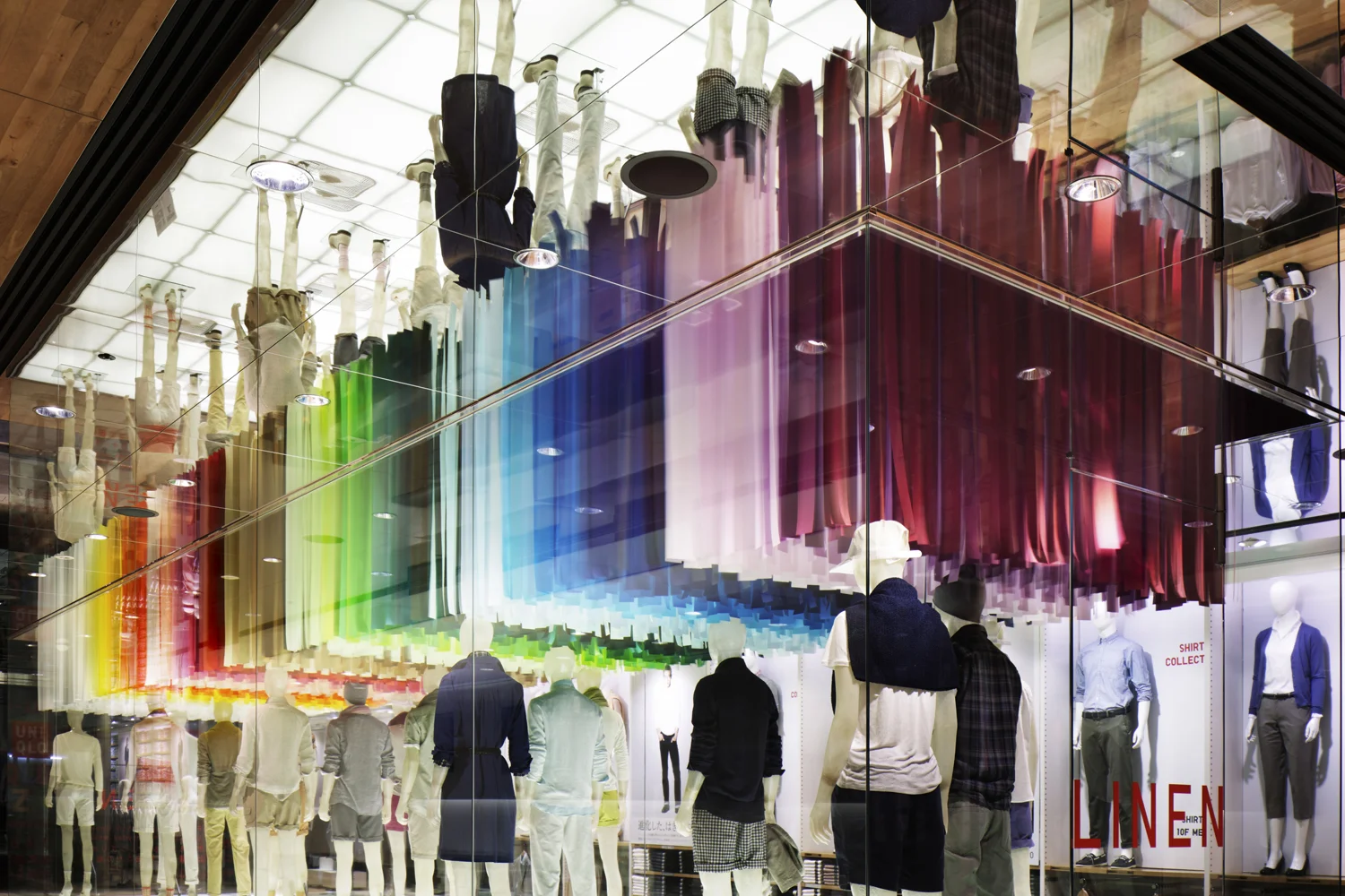 3_emmanuelle_moureaux_colorful_wind.jpg