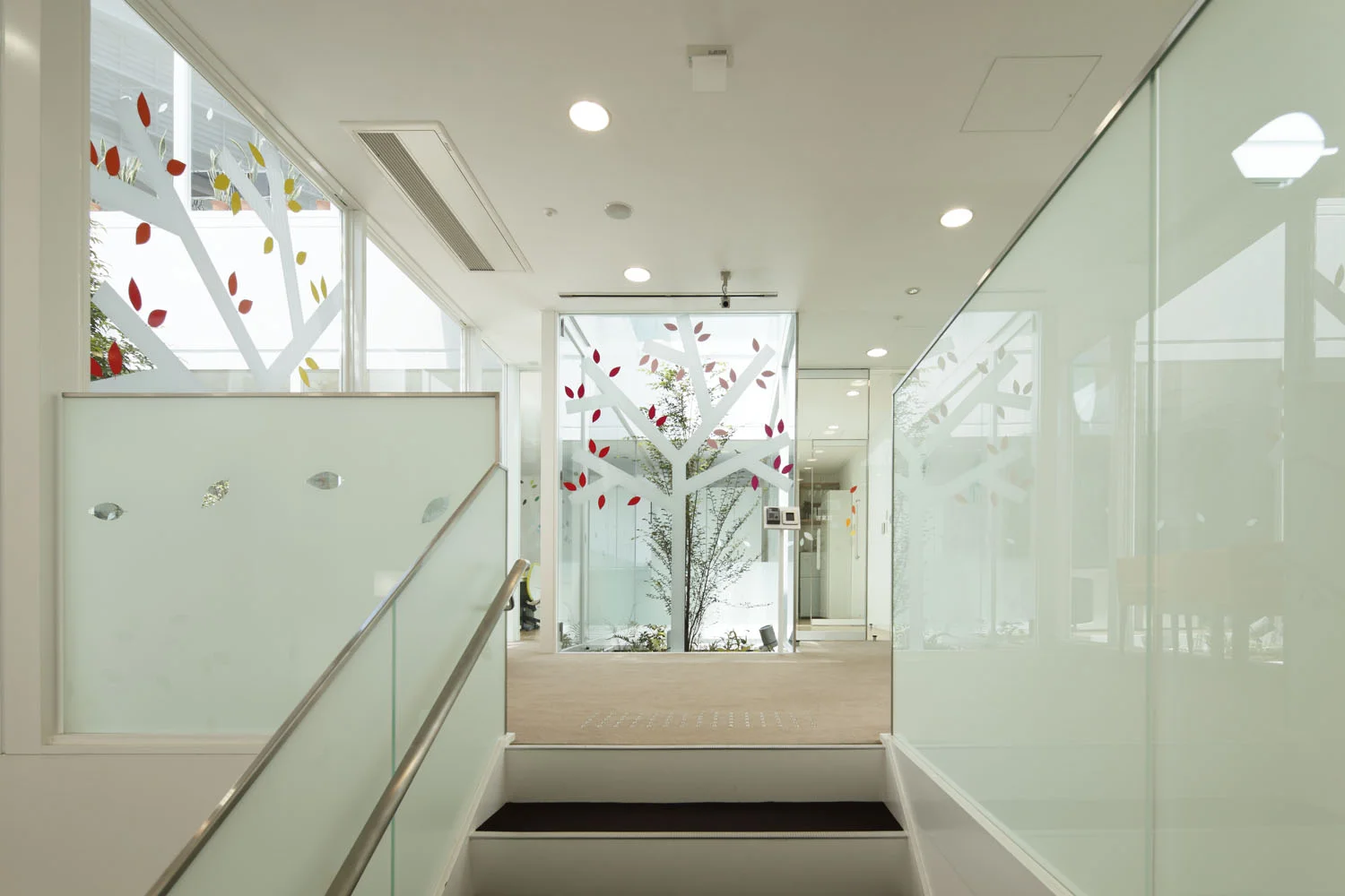 7_emmanuelle_moureaux_sugamo_shinkin_bank_tokiwadai.jpg