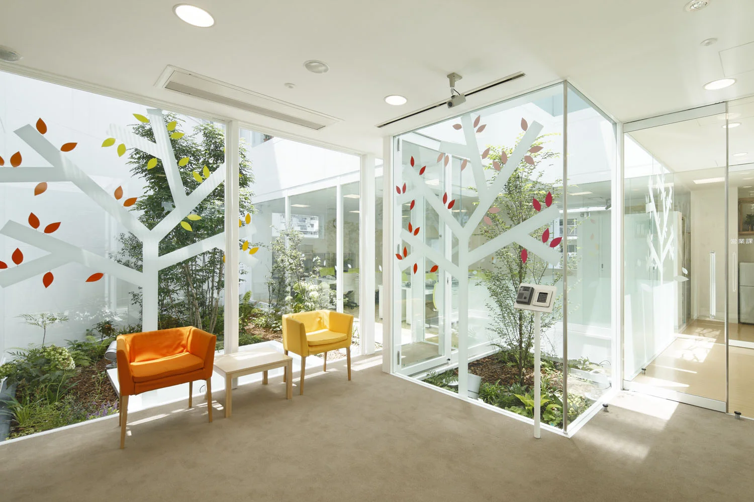 9_emmanuelle_moureaux_sugamo_shinkin_bank_tokiwadai.jpg