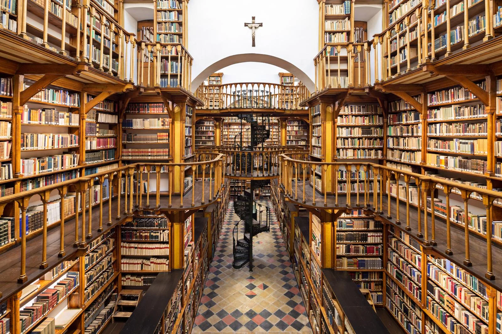 The Great Room in the Maria Laach Monastery Library. https://www.maria-laach.de/bibliothek/