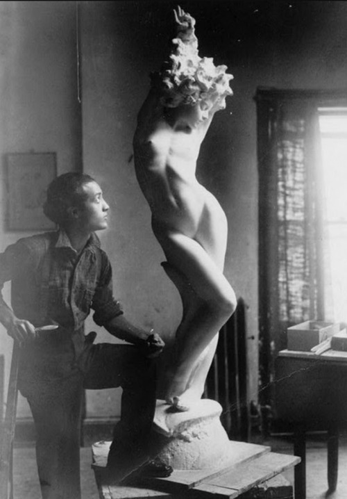 Isamu Noguchi with Undine (Nadja) in studio, 1926, Photographer unknown. Courtesy The Noguchi Museum.