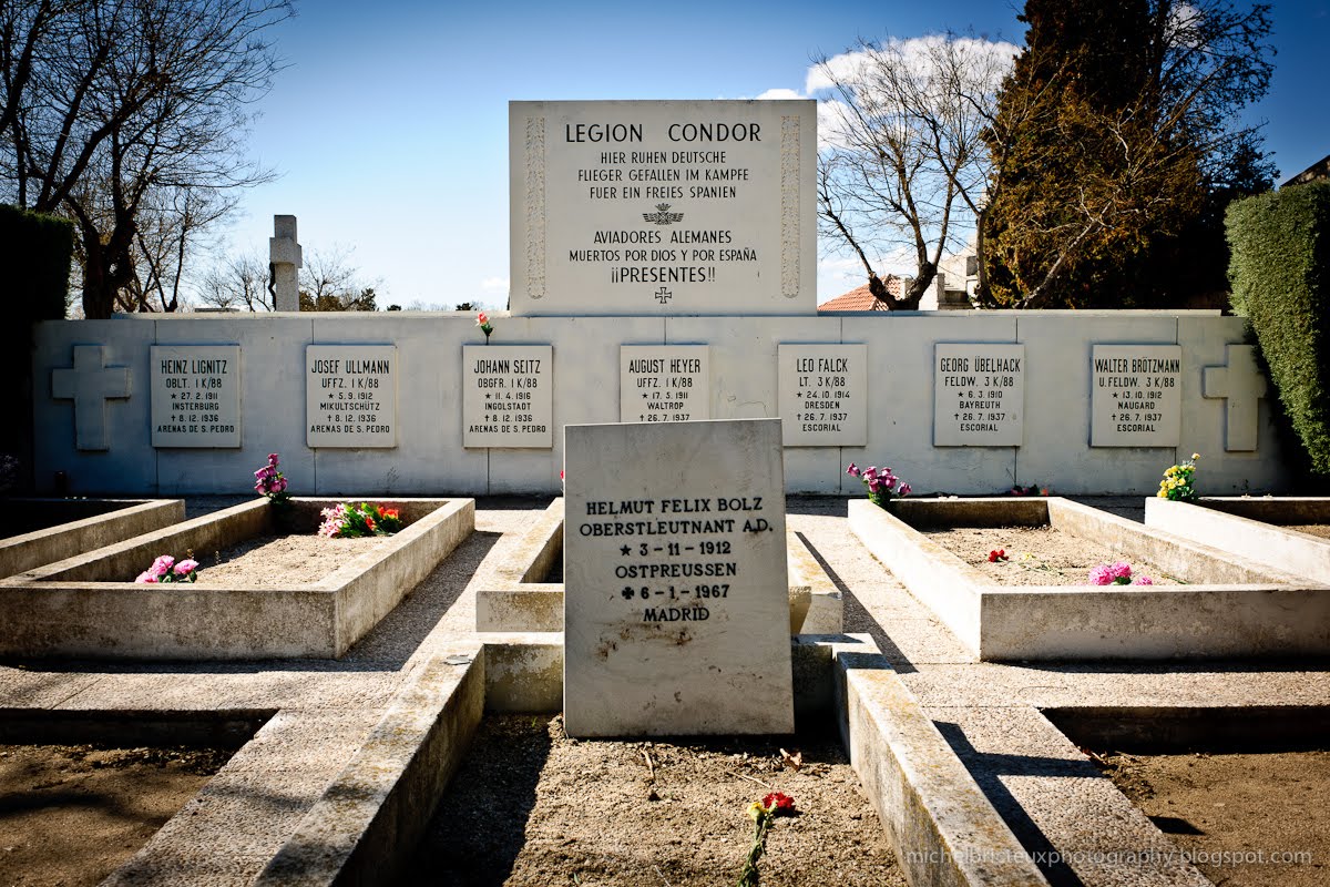 ES-Madrid - Cementerio Almudenal 0409w.jpg