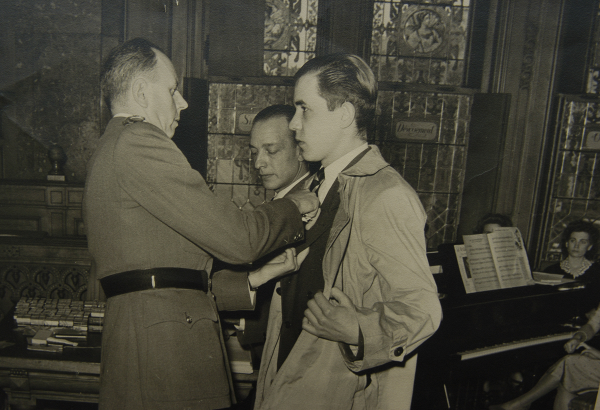 Au sortir de la guerre, Guy Bricteux s'est vu décerner plusieurs médailles pour faits de résistance, à titre personnel, mais également au nom de sa mère Guillemine Barnich (à titre posthume).