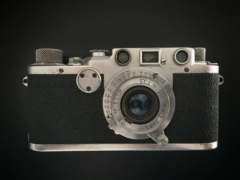 Ce vieux Leica, troqué au sortir de la guerre pour quelques kilos de café, a accompagné mon père, Guy Bricteux, durant toute sa vie. C'est lui que j'ai emmené dans ma visite à Ravensbrück; il contient les photos prises à cette occasion. La pellicule ne sera jamais développée.