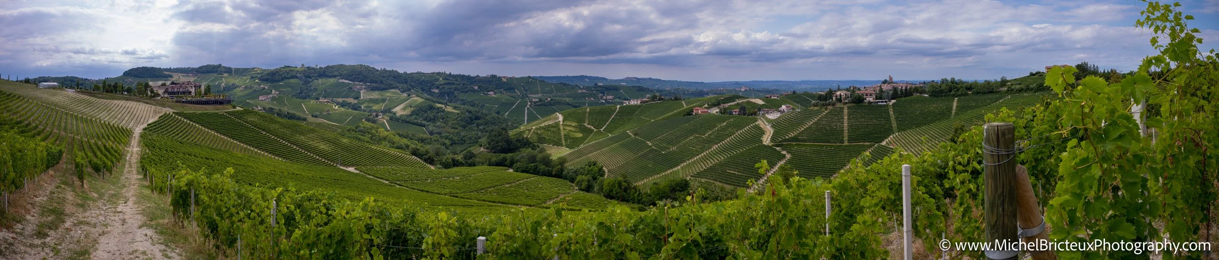 IT-Italia 2025 - Serralunga et Monforte di Alba 1009176-Pano LowRes.jpg