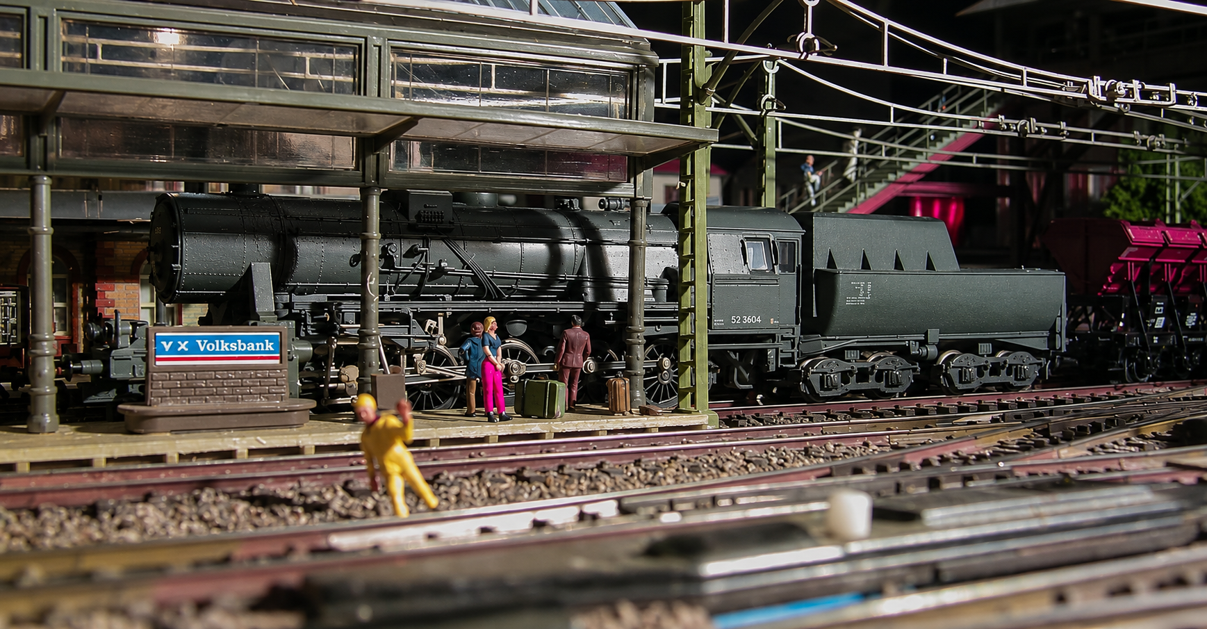 Diorama ferroviaire, locomotive vapeur et quai animé.png