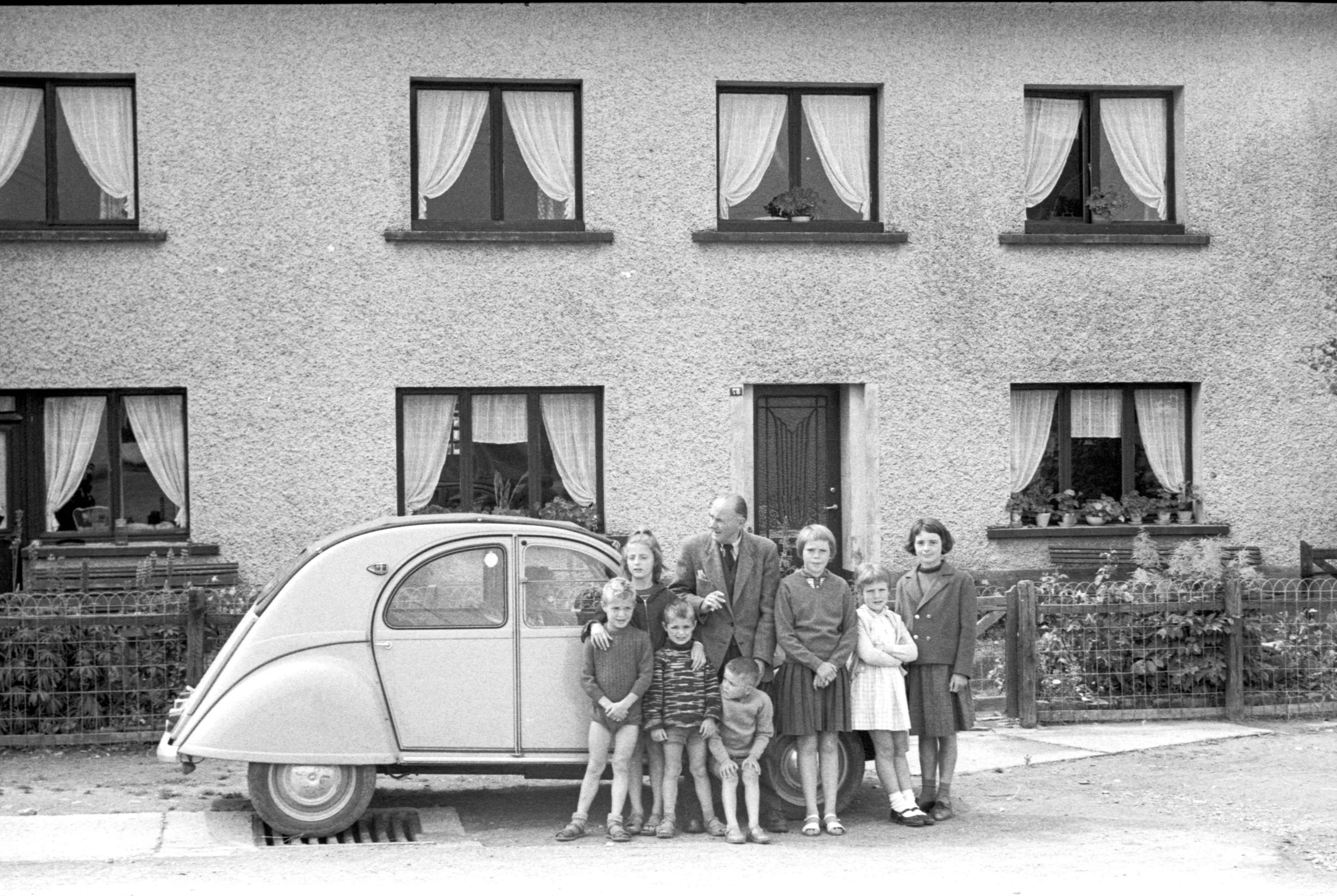 FAM-Archives Bricteux - Famille a la Citroen 2 CV LowRes.jpg