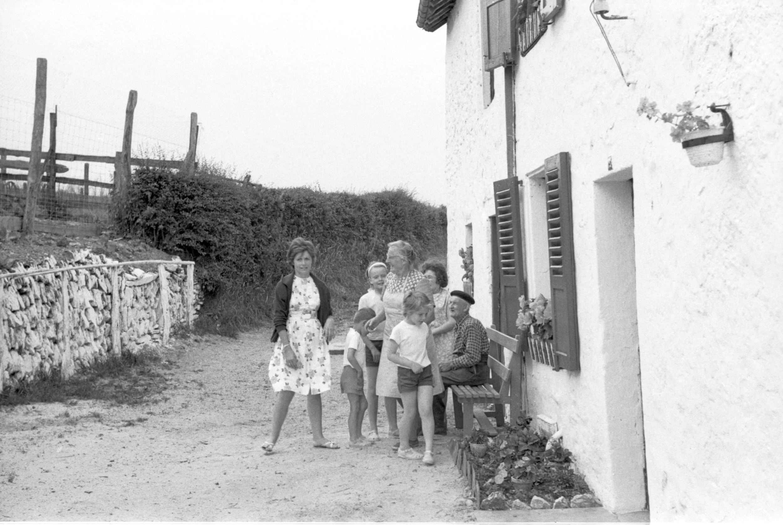 FAM-Archives Bricteux - Maman-Anne-Dominique-Paul chez Bertha LowRes.jpg