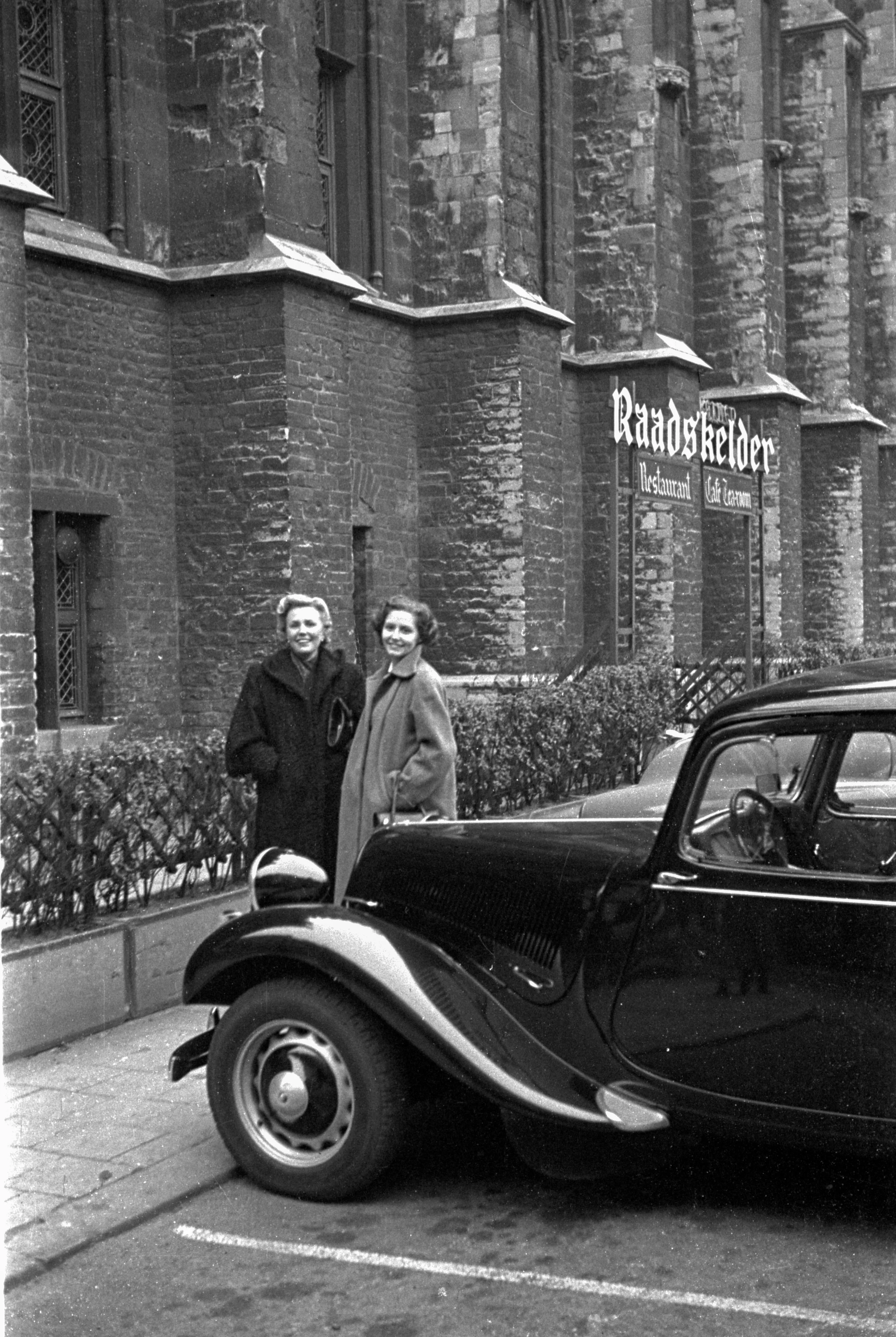 FAM-Archives Bricteux - Scene de rue vieilles voitures LowRes.jpg