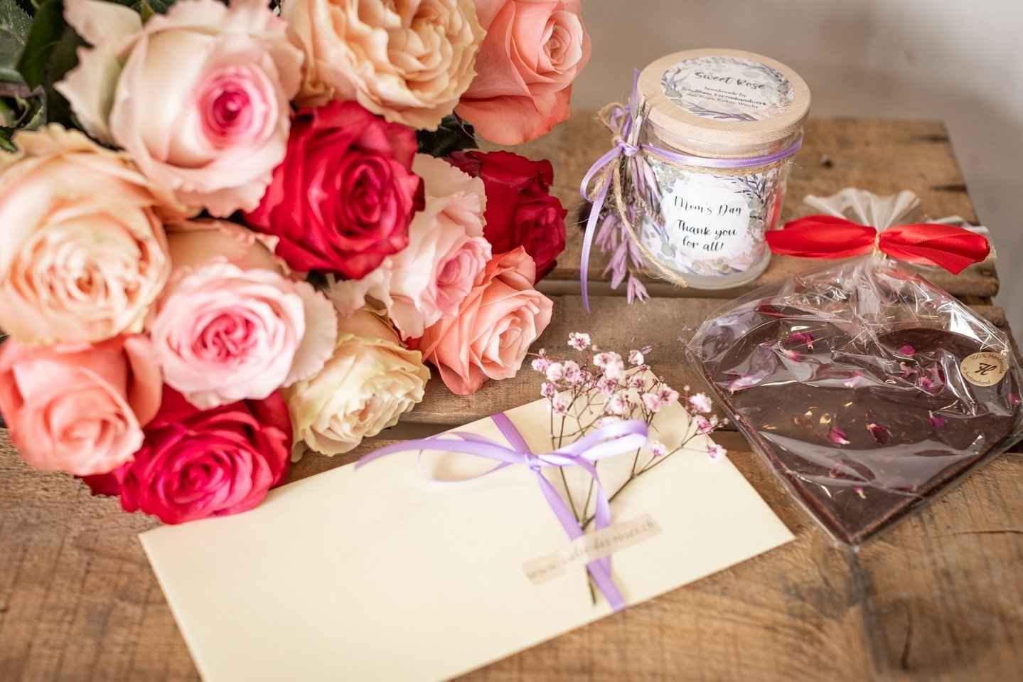 Bald ist Muttertag! 🌸 Planst du schon, deine Mutter mit Blumen und einem sch&ouml;nen Geschenk zu &uuml;berraschen? Entdecke herzerw&auml;rmende Geschenke in unserem Online-Shop und in den Boutiquen. 💖