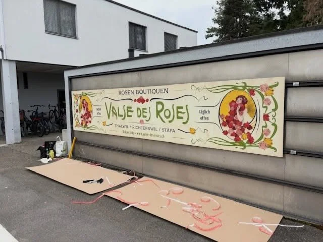 Unser Poster in Thalwil war wirklich SEHR in die Jahre gekommen&hellip;  Heute hat es ein neues Gesicht bekommen ✨✨✨
Wir freuen uns riesig &uuml;ber das Ergebnis! Was meinst du dazu? 
Ein herzliches Dankesch&ouml;n an @newmedia.design aus St&auml;fa 