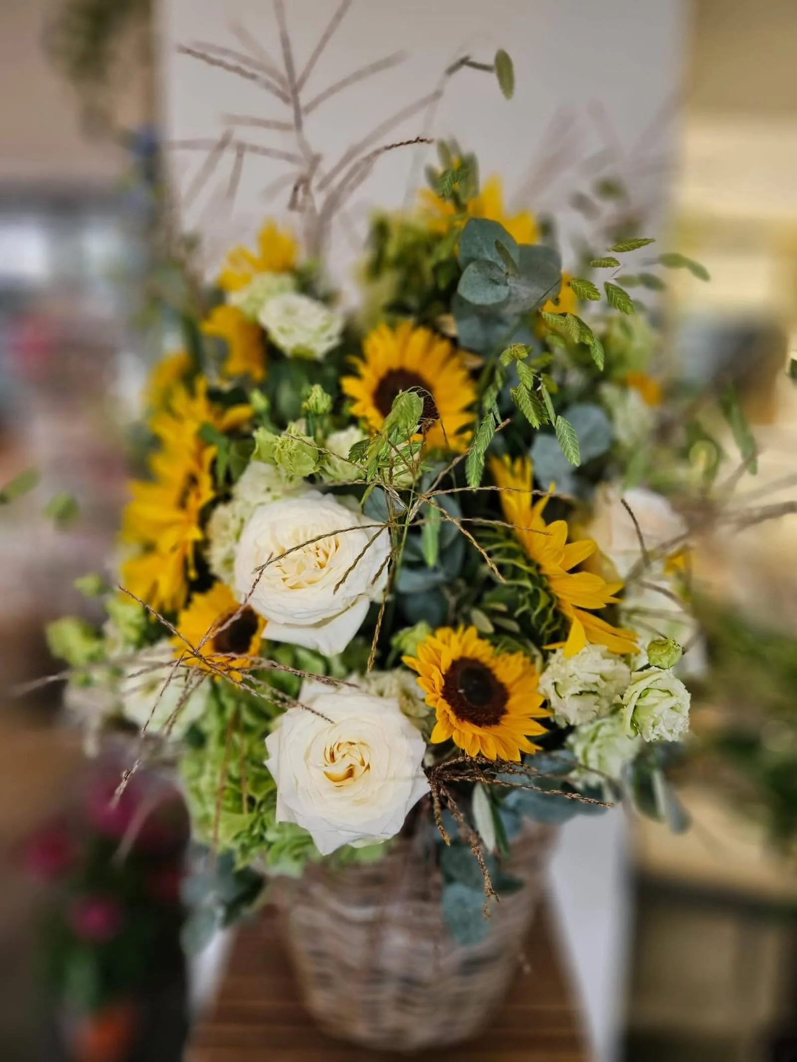 Manchmal sagen Blumen, was Worte nicht k&ouml;nnen. 🌻 Trauerarrangements &ndash; individuell gestaltet, mit Liebe zum Detail. Valse des Roses St&auml;fa @Thalwil @Richterswil
#Trauergesteck #Floristik #Blumen #Handgemacht #Trauerblumen