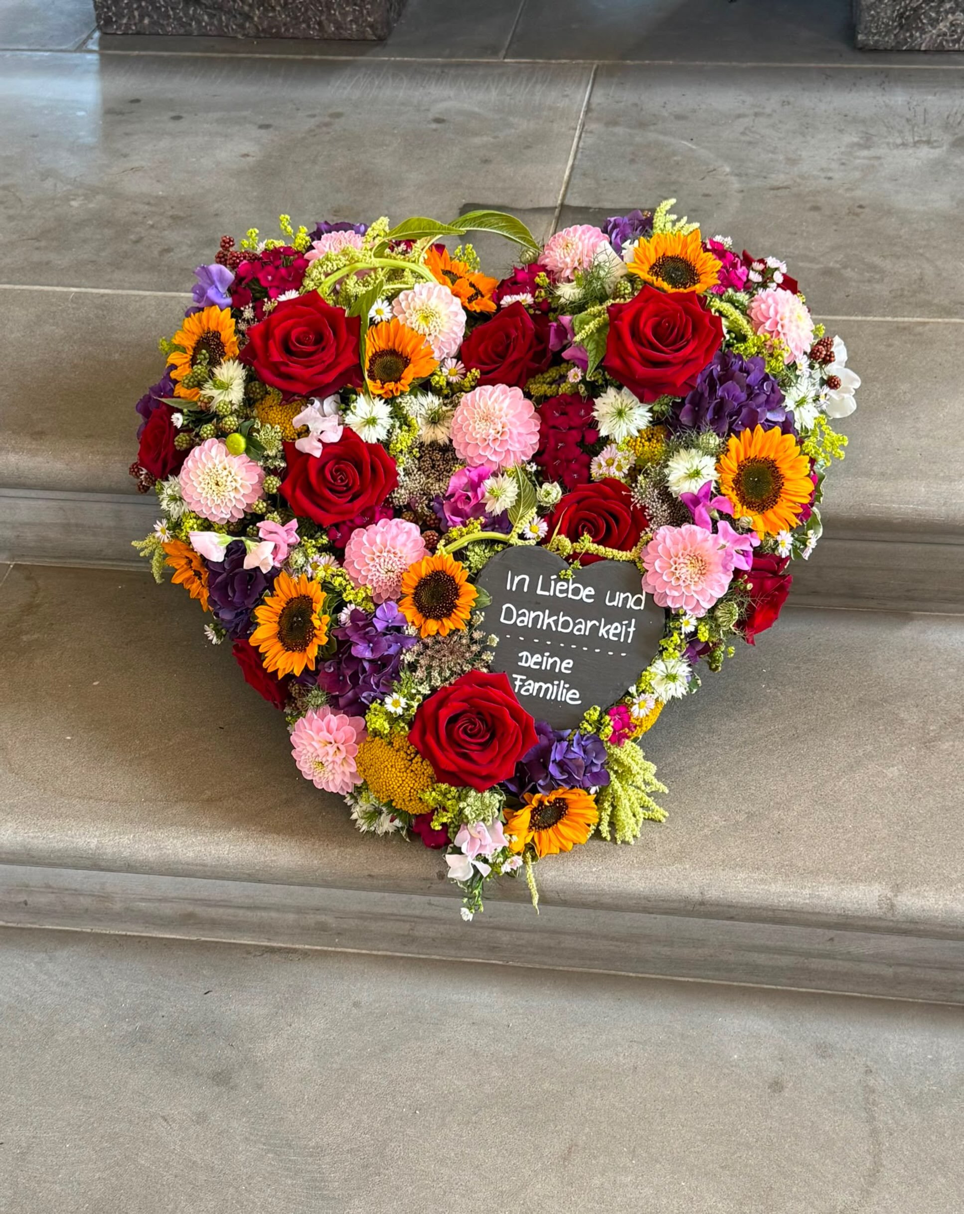 Wir gestalten Blumenarrangements f&uuml;r Abschied und Trauerfeier &ndash; ganz nach Ihren W&uuml;nschen. Wir haben jeden Tag ge&ouml;ffnet. Weitere Arbeiten finden Sie auf unserer Webseite. ❤️&zwj;🩹 #st&auml;fa #thalwil #richterswl