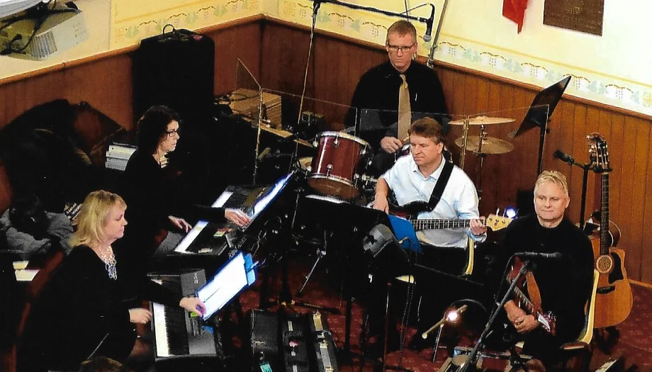 Band - Christmas 2017 L-R: Agnes Henderson (piano), Janet McDonald (keyboard), Chris McIntosh (drums), Brian McMurran (Bass) Doug Boertien (guitar)