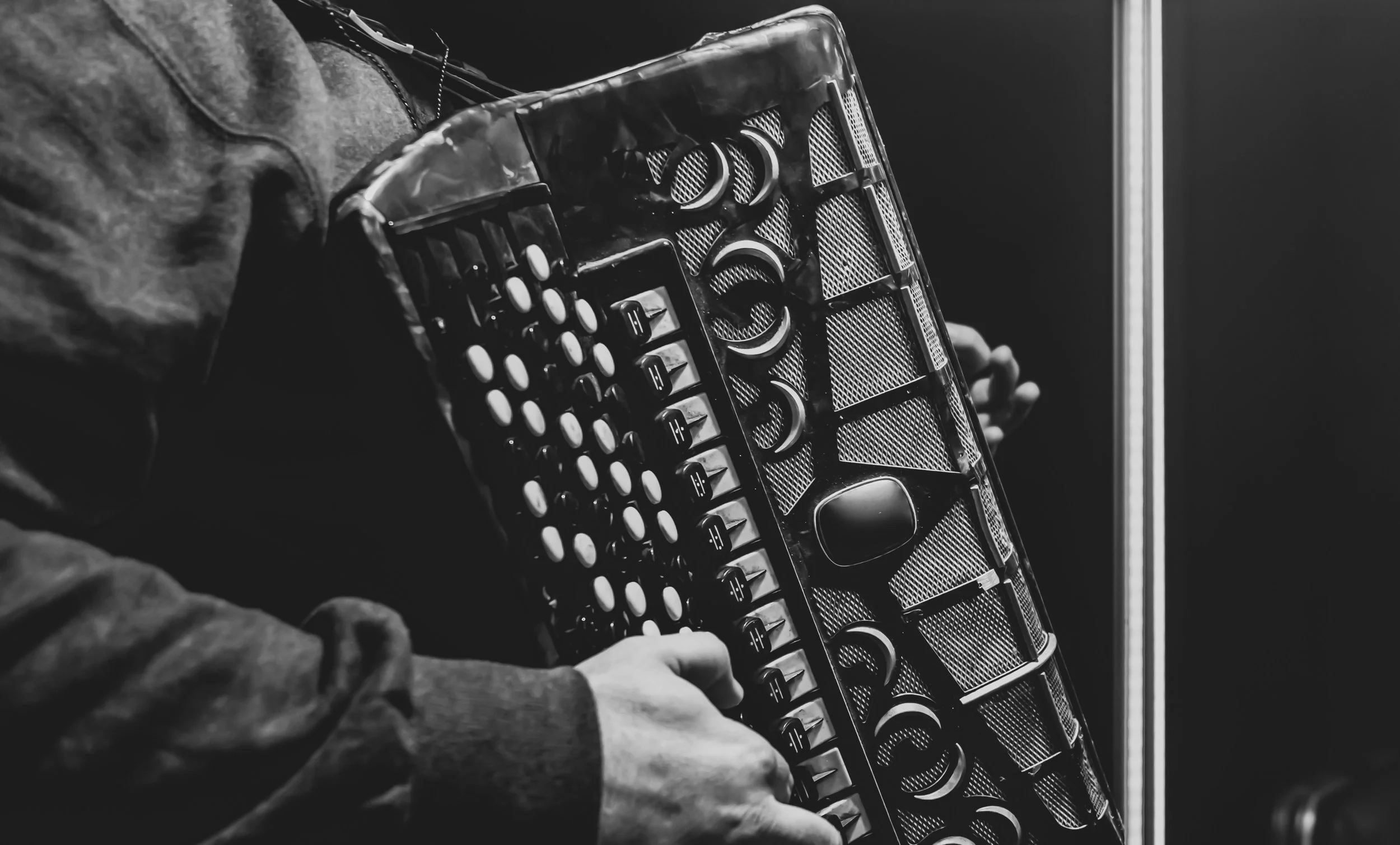 La Casa de la Música presenta al Quinteto Andrew Obando en el recital TANGO Y NUEVA MÚSICA PARA BANDONEÓN, una propuesta que celebra la riqueza y versatilidad del formato creado por el músico argentino Astor Piazzolla, expandiéndose hacia
