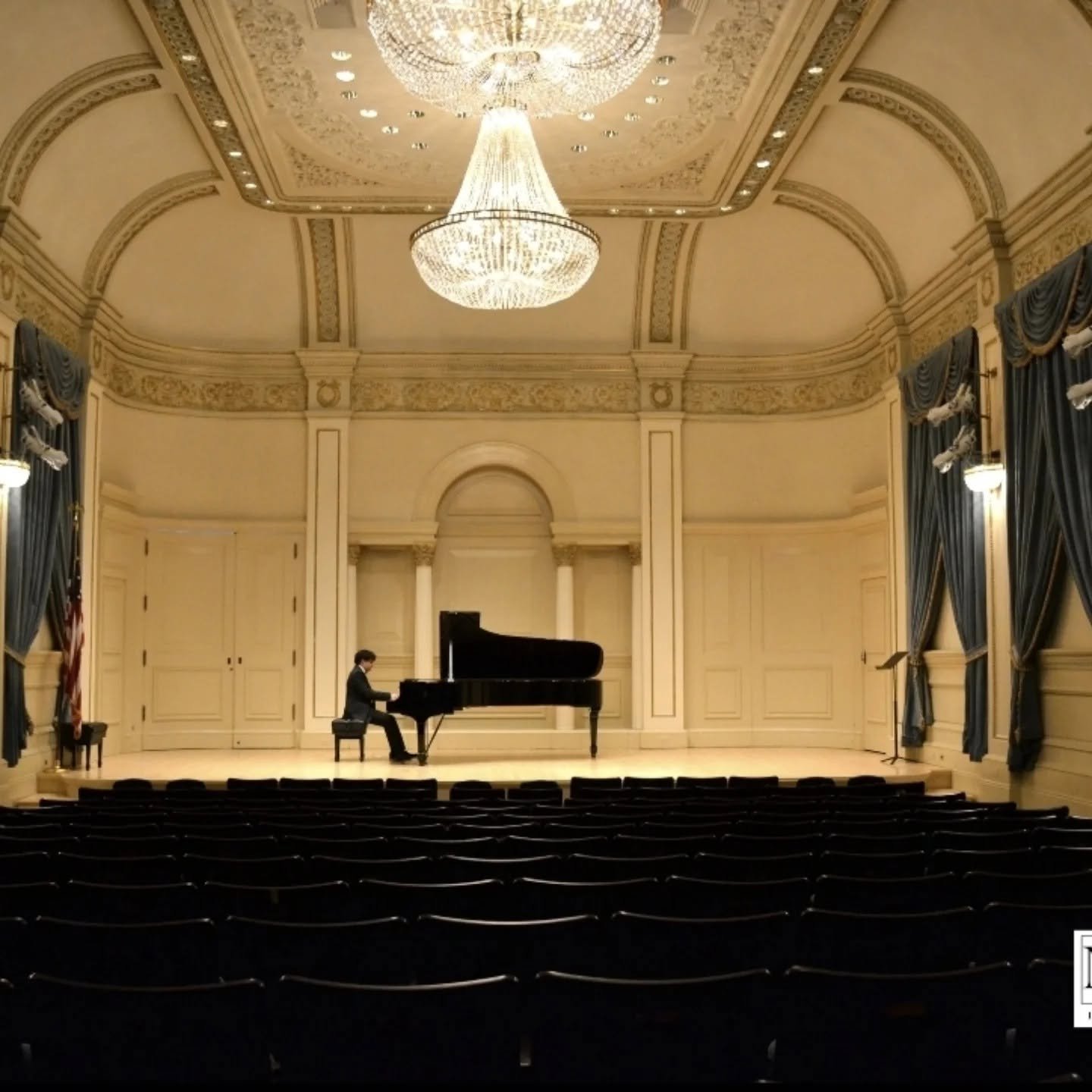      

 
   La Casa de la Música presenta al destacado pianista español Adrián Terán. El joven pianista y compositor español que está deslumbrando al mundo. A sus 18 años, Terán llega a Ecuador precedido por un récord impresionante: primer puesto en 