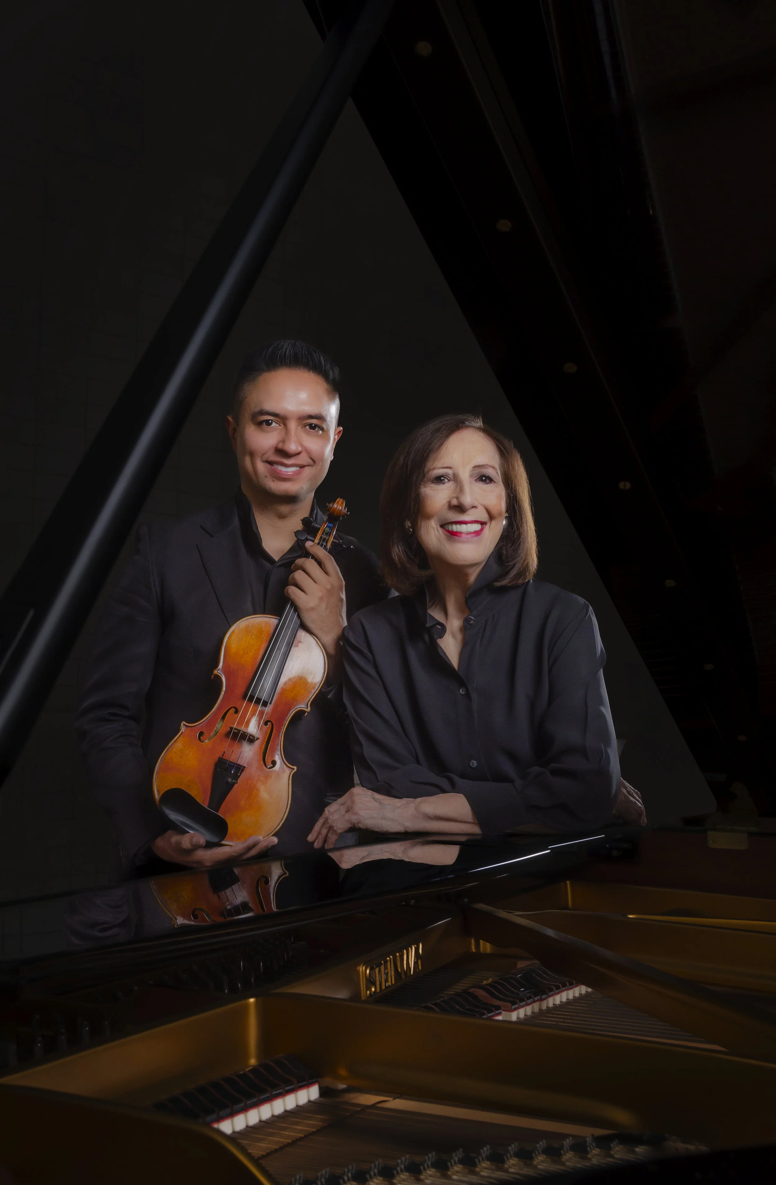      

 
   La Casa de la Música presenta EN CONCIERTO SANTY ABRIL (violín) y AMPARO MENÉNDEZ-CARRIÓN (piano), una velada imperdible donde la maestría instrumental se fusionará con un repertorio excepcional de cuatro estrenos nacionales. El programa,
