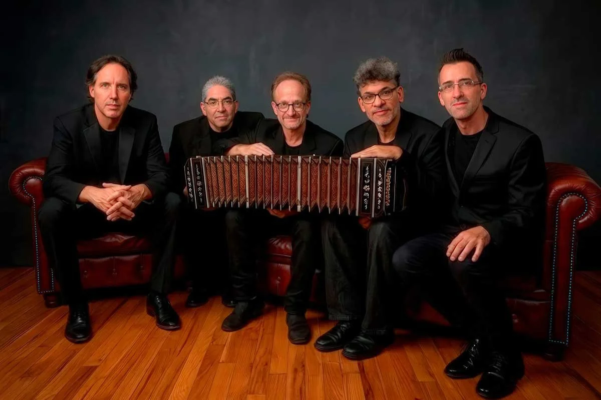 La Casa de la Música y la Orquesta Sinfónica Nacional del Ecuador presentan TANGO Y MÚSICA LATINOAMERICA: LA GRELA. Con más de dos décadas de trayectoria explorando el género, el quinteto argentiano La Grela se ha consolidado como un refe