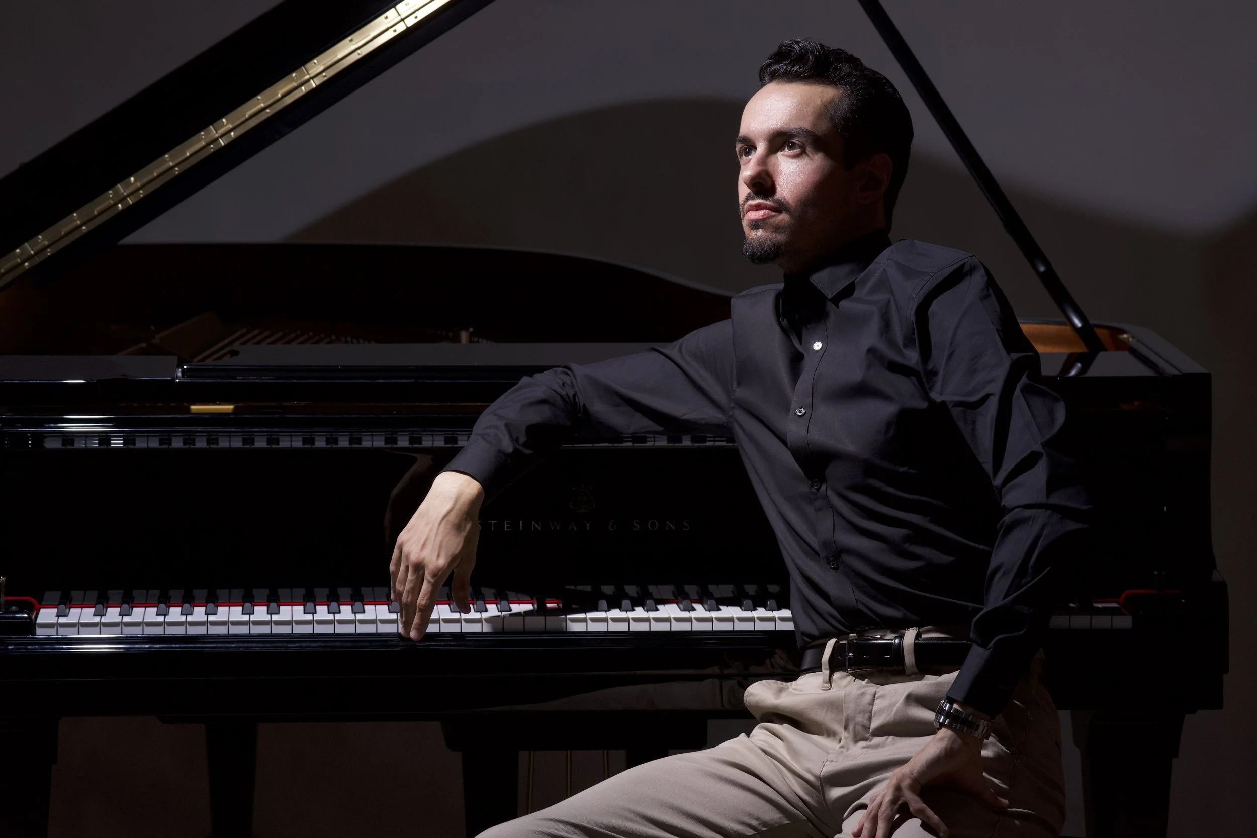 La Casa de la Música presenta al destacado pianista suizo Joseph-Maurice Weder en un recital íntimo que recrea la atmósfera de una velada parisina (soirée), con un repertorio excepcional de Frédérick Chopin que incluye el Nocturno No. 20