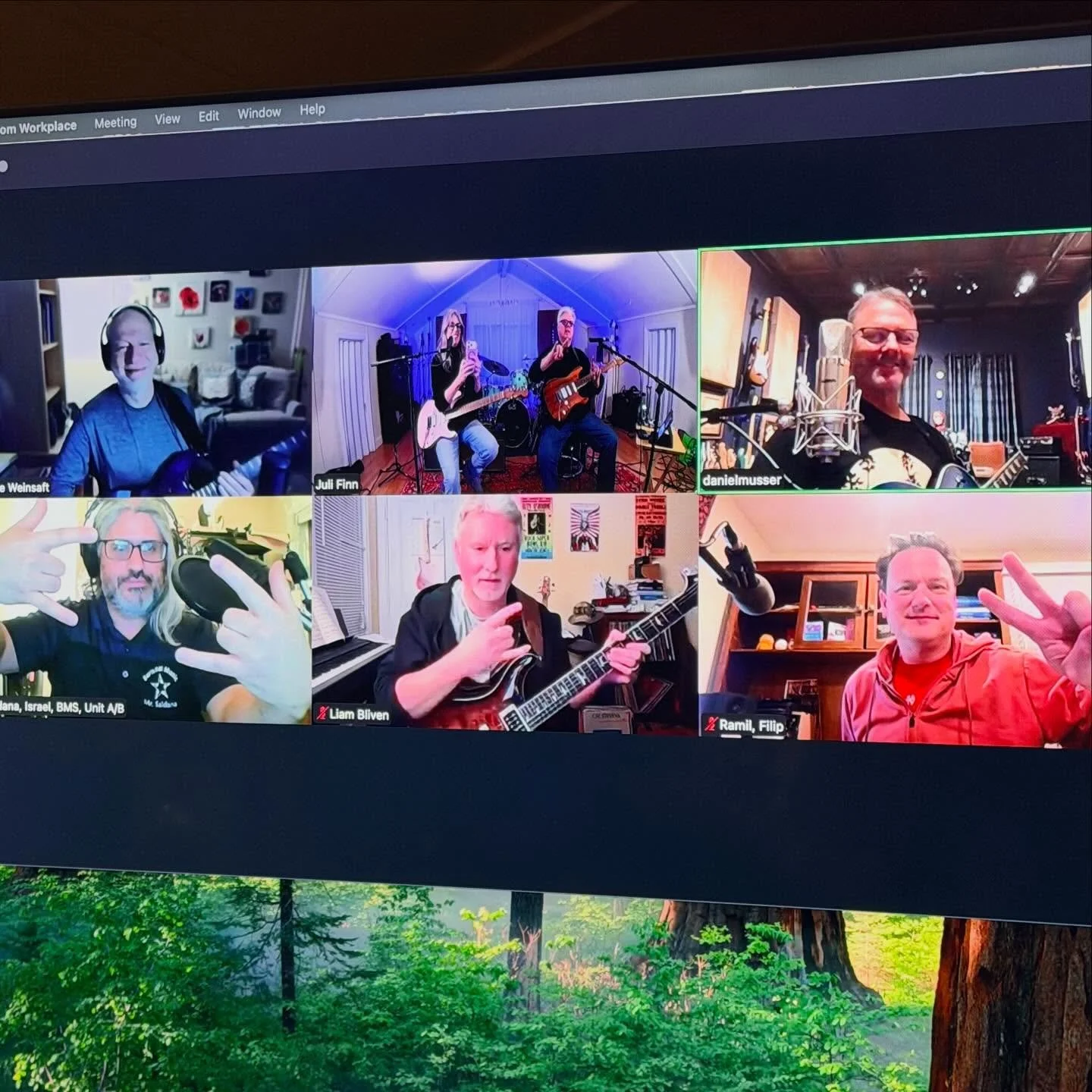 Monday night Guitar Club!! I love this time we have together celebrating guitar. 🎸