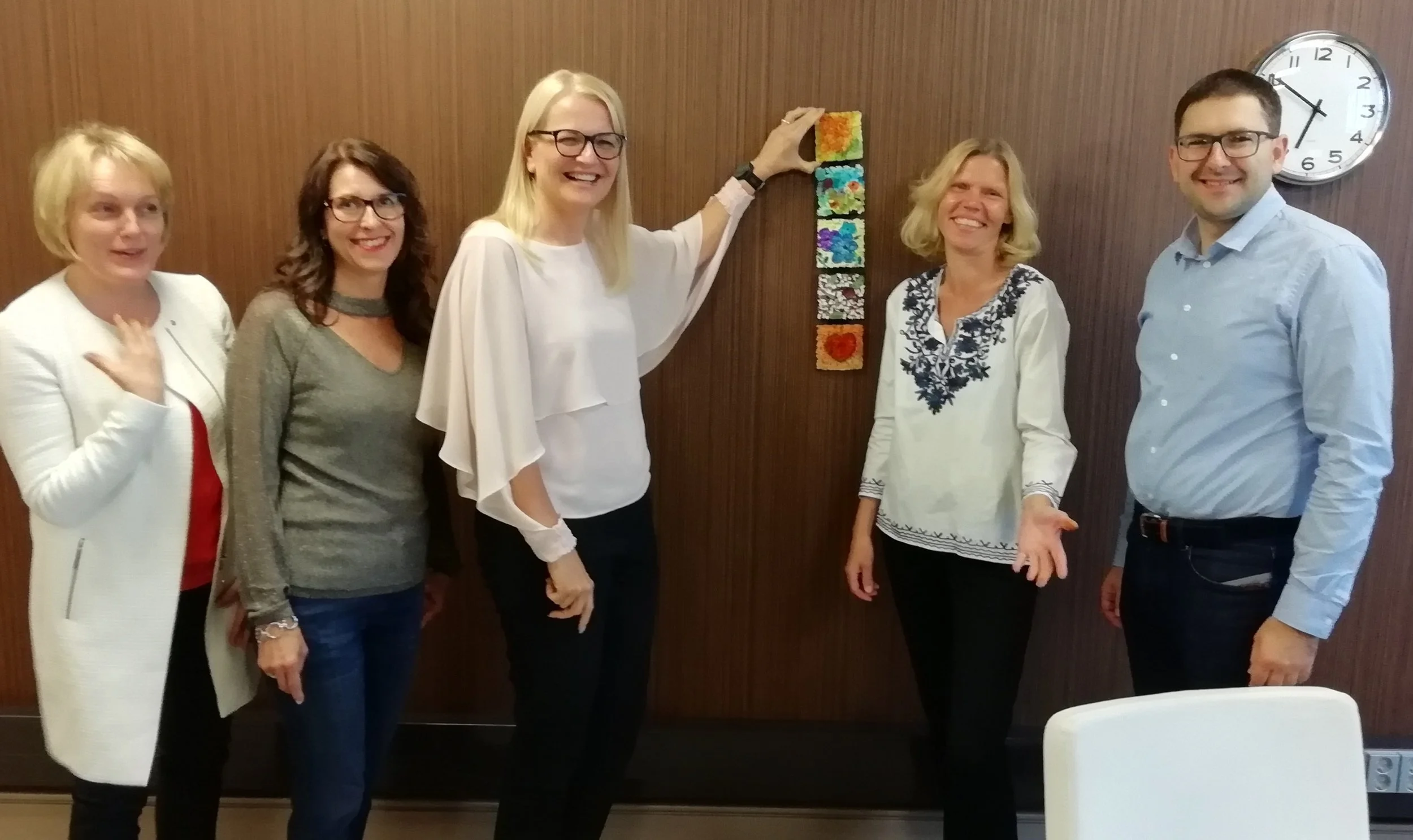 Mosaiikkitaidetta toimiston seinälle.