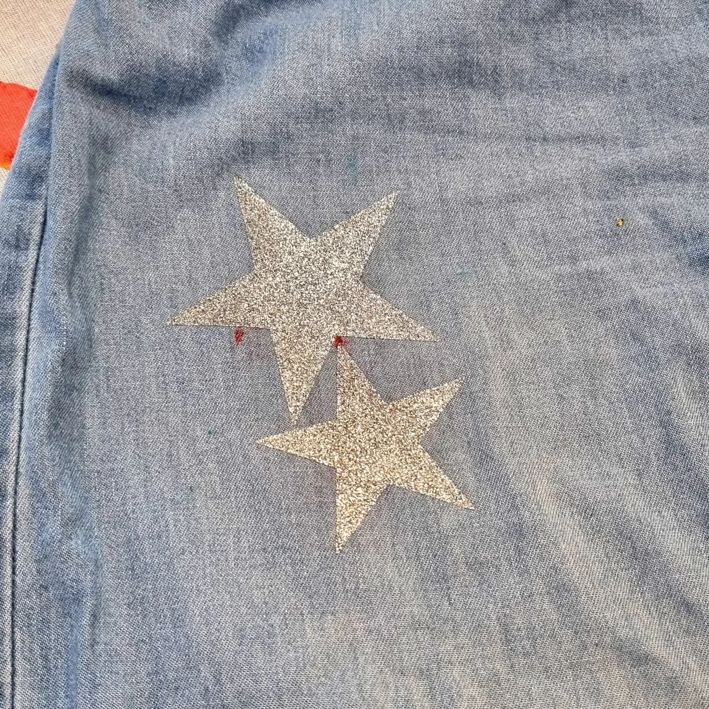 Monta rikkinäistä ja tahraista vaatetta sai jatkoaikaa eilisessä paikkaustyöpajassa  @isonomenankirjasto.
Seuraavaksi vaihdetaan taas paikkaa ja vaatteiden korjaustyöpajat jatkuvat ma 29.9. Entressen kirjastossa. 
Lue lis&au