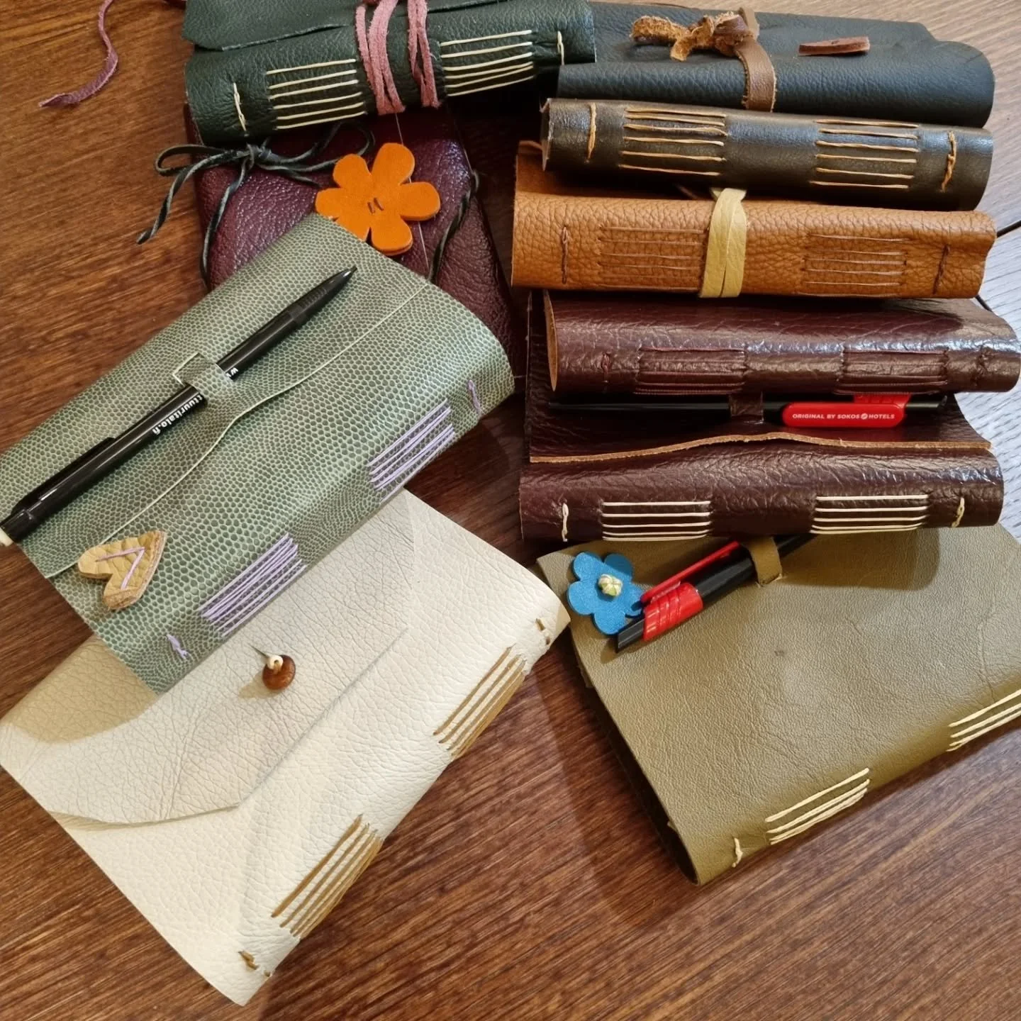 Pitkästä aikaa kirjansidontaa! Opetusalan asiantuntijat sitoivat kokouspäivän päätteksi upean persoonalliset muistikirjat kierrätysnahkasta ja ylijäämäpaperista. Alkuun meinasi iskeä epätoiv