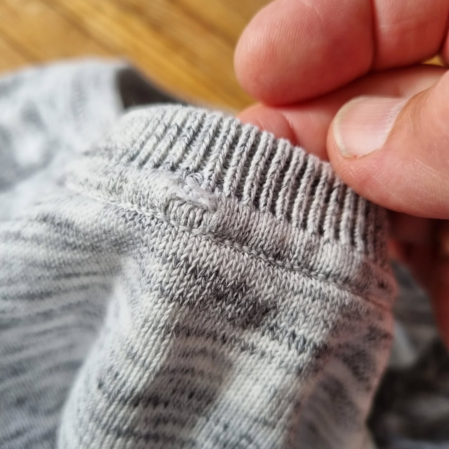 Kierrätysneuleen kaula-aukon resori oli rikki ja hihat liian pitkät. Äidin jäämistöstä löytyi pastellisävyisiä, silkkisiä kirjontalankoja, joilla parsin kaula-aukon reunan laakapistoilla. Hihojen