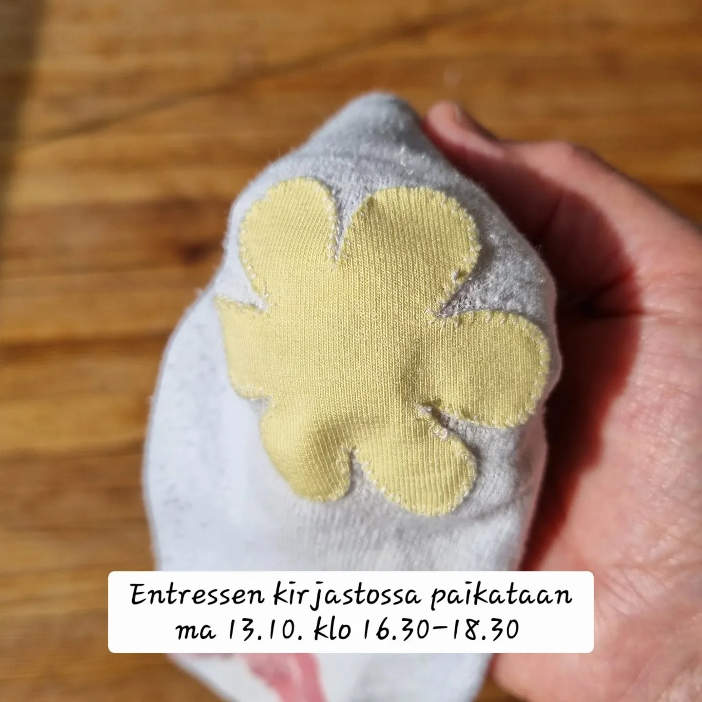 Mikä vaate sulla kuluu ensimmäisenä puhki? Mulla ainakin sukat kantapäästä. Niitäkin on kiva korjata, varsinkin mukavassa seurassa. Tuu paikkaamaan mun ja muiden kanssa sukkia ja muitakin trikoovaatteita ma 13.10. K