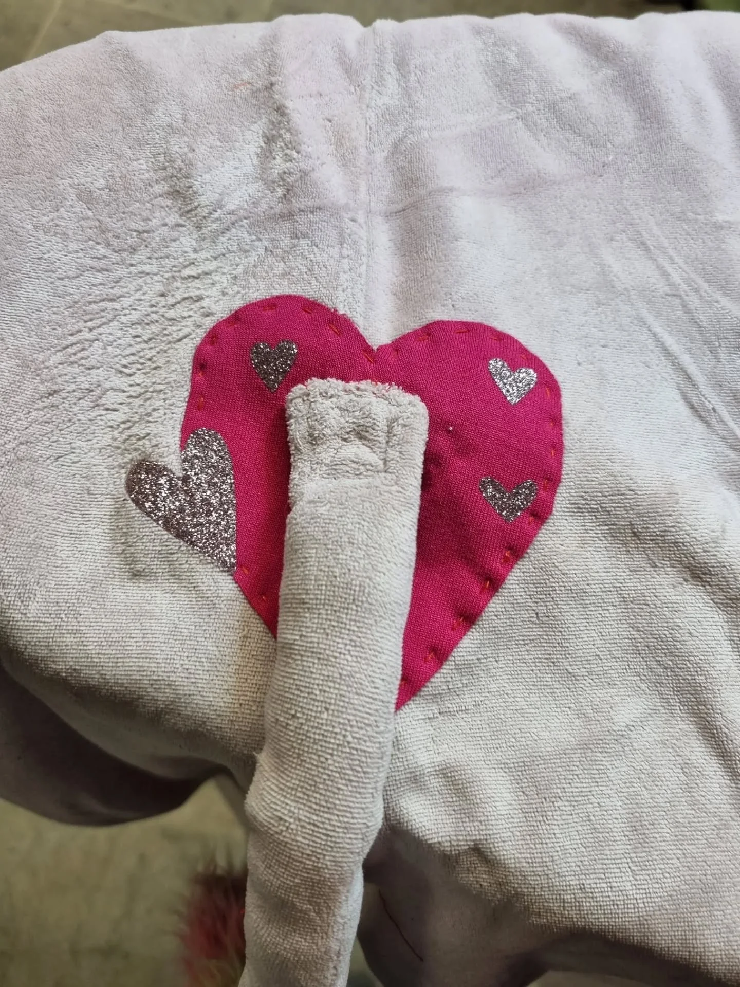 Nyt on vaatteiden korjaustyöpajat toistaiseksi pidetty. Maanantaina korjatuksi tuli mm yksisarvisen hännäntyvi, talvihaalarit, leggareita, gollegehousuja, iso kasa sukkia, lempimekko, flanellipaita,  farkkuja, jumppavaatteita, t-p