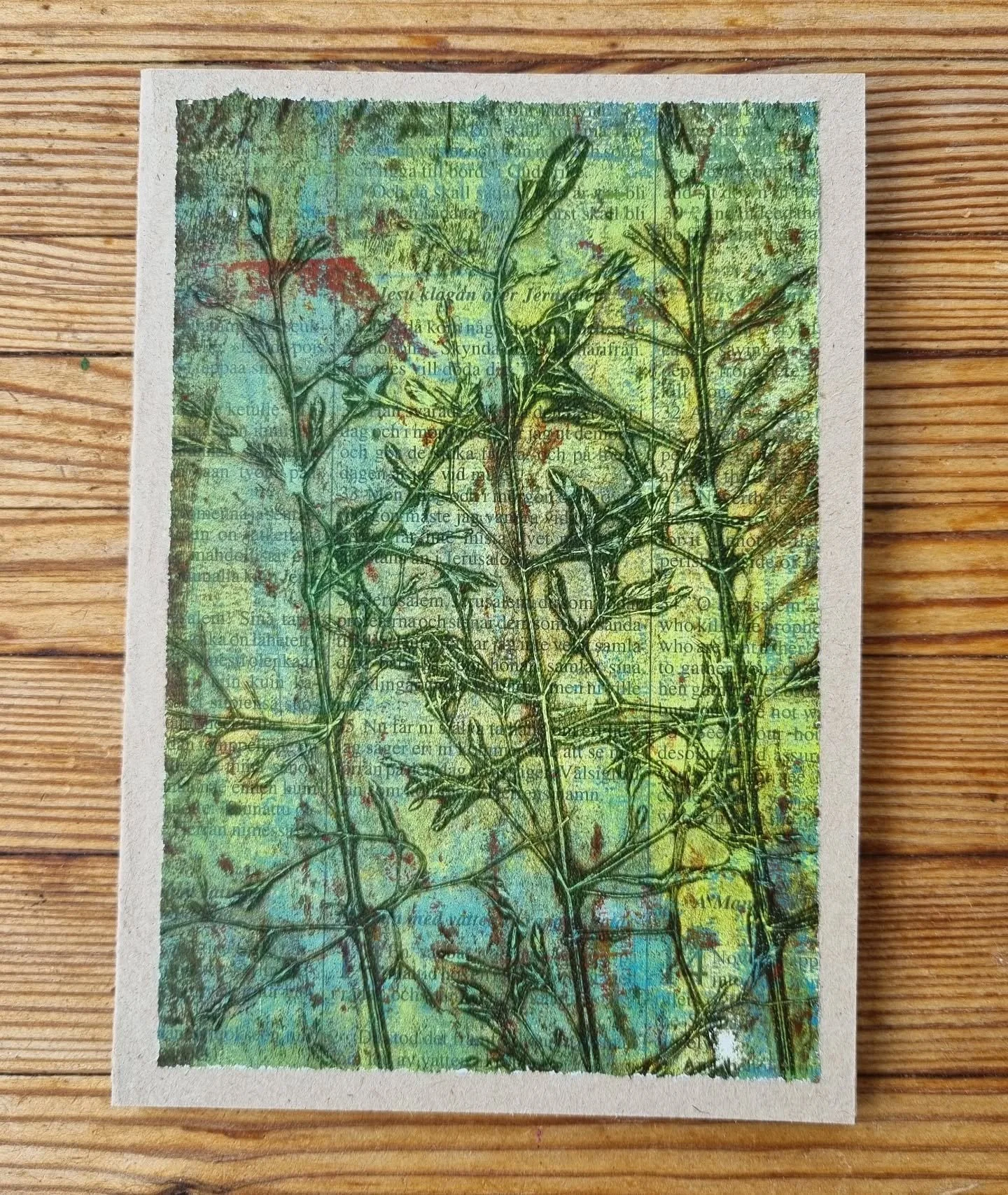 Vielä löytyi korsia geelilevypainantaan. Paperina käytin poistokirjan sivuja, joiden teksti kuultaa kauniisti painovärin läpi. Näissä korteissa on syksyn melakoliaa.
#gelliart #monotypia #grafiikka #askartelu