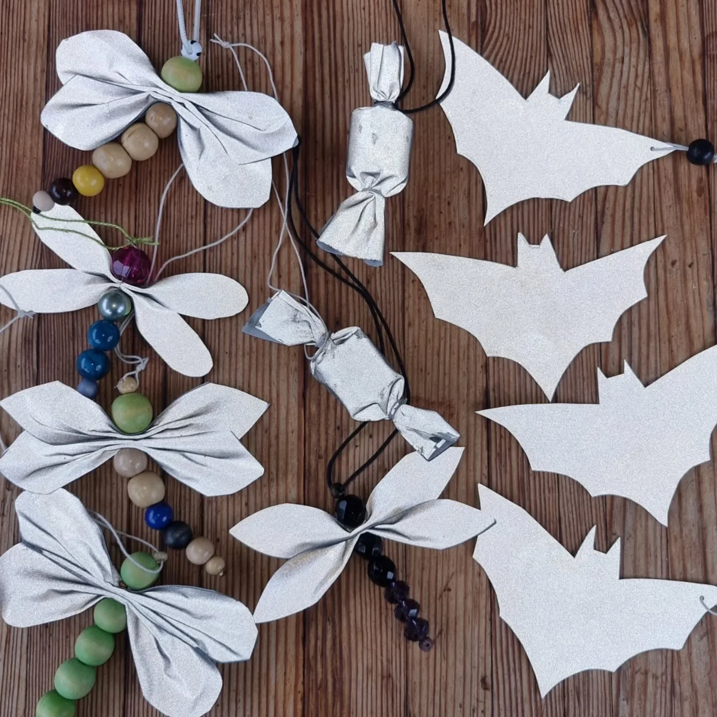 Just nyt kannattaa kaivaa heijastimet esille kun kelloja taas siirretään. Virallisen heijastimen lisäksi kannattaa ripustaa heijastavia koruja joka paikkaan, takin liepeeseen, käsilaukkuun tai reppuun. Jos olet ensi torstaina 30.1